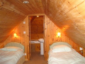 Kyle Cottage - Upstairs Twin with en suite bathroom